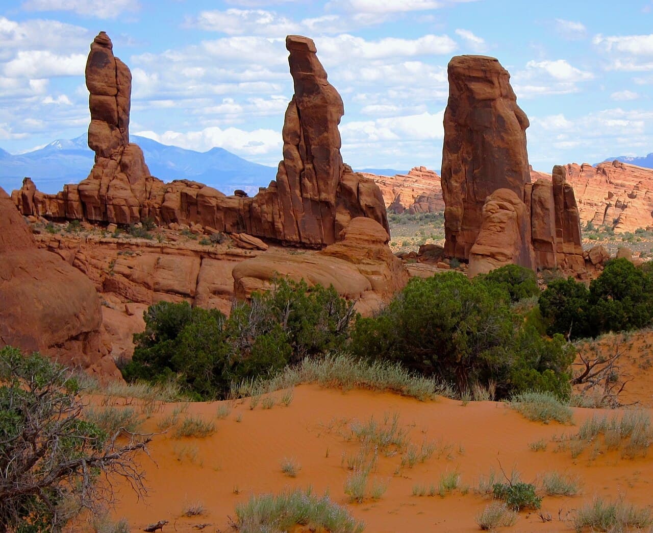 Marching Men in the Klondike Bluffs area of Arches National Park, USA. Left to rightː "North Marcher", "Time Tower", "Cuddlebunny Tower".